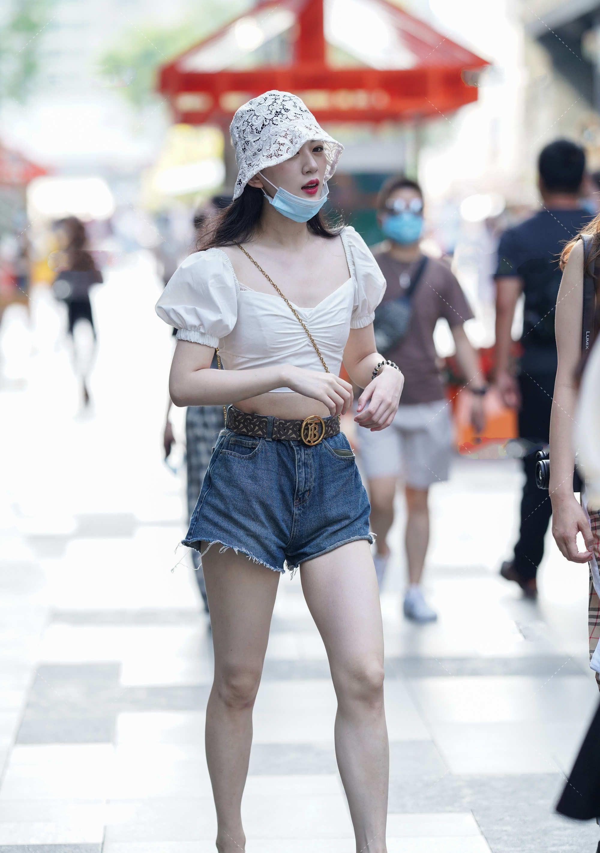 泡泡袖|泡泡袖上衣搭配牛仔短裤,独特设计的镂空帽,韩范儿十足超有气质