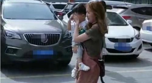 诱惑|妈妈带孩子出门,走到小区门口忙捂着孩子眼睛,网友竖起大拇指