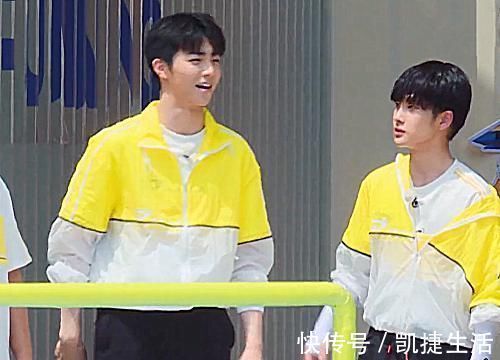 周震南跟陳立農(nóng)同隊(duì),商討跟蔡徐坤對(duì)決的方法,誰(shuí)注意何洛洛咋做的