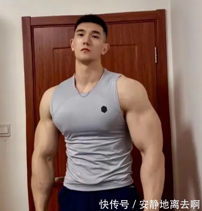 绿巨人|现实版绿巨人？193cm的肌肉型男穿着白衬衫的模样太上头了
