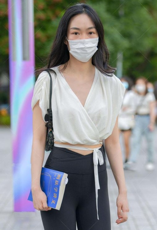 V领休闲衫，搭配黑色运动裤，时尚感十足