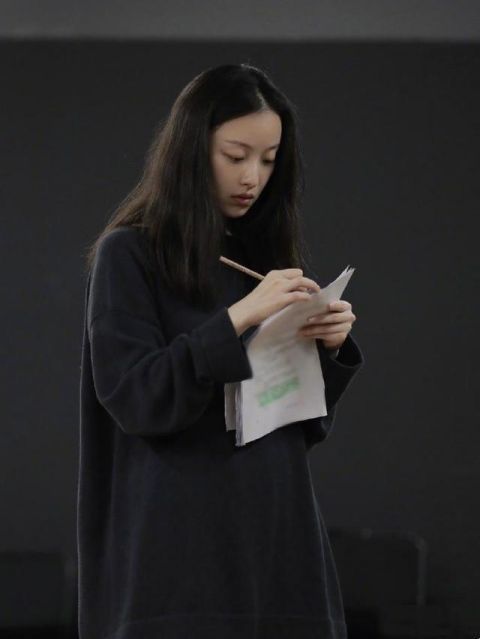 天生带妆脸的女生,脸上都有这4个特征,素颜就像化了妆一样