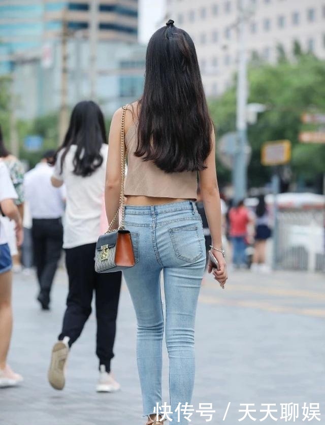 时髦|时髦精都爱破洞牛仔裤，搭配浅咖色无袖衫，清新美丽又显年轻活力