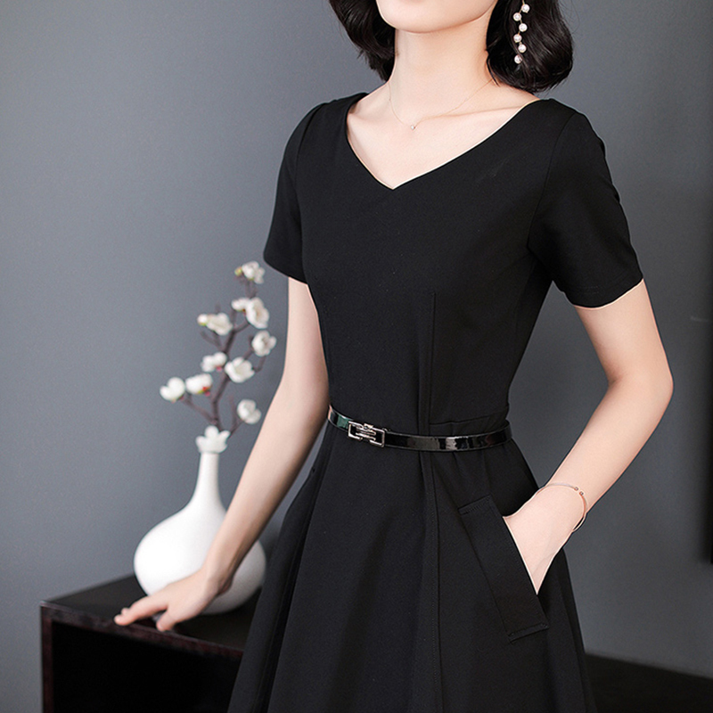 妹子们 难怪时髦老婆不爱穿连衣裙了,原来遇到这种“小黑裙”,美得惹眼
