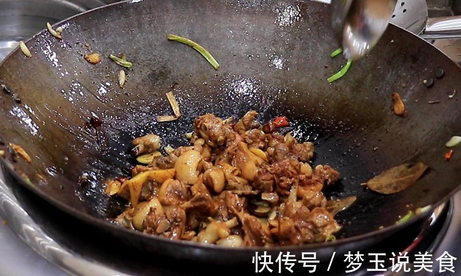 鸭肉怎么焖才好吃厨师长教你做法,出锅鲜香四溢,鲜嫩入味!