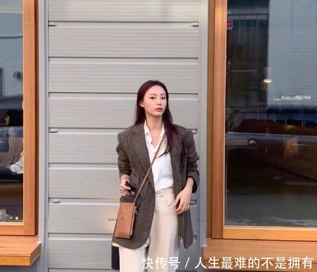  职场女性|难怪韩国女星火，素人穿搭都有“小心机”！不碰高跟丝袜超显气质