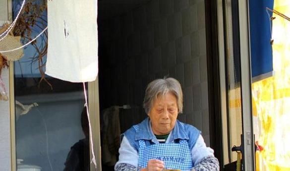 掉头发|女人走向衰老,身上会有六种表现,你若没有,说明很年轻