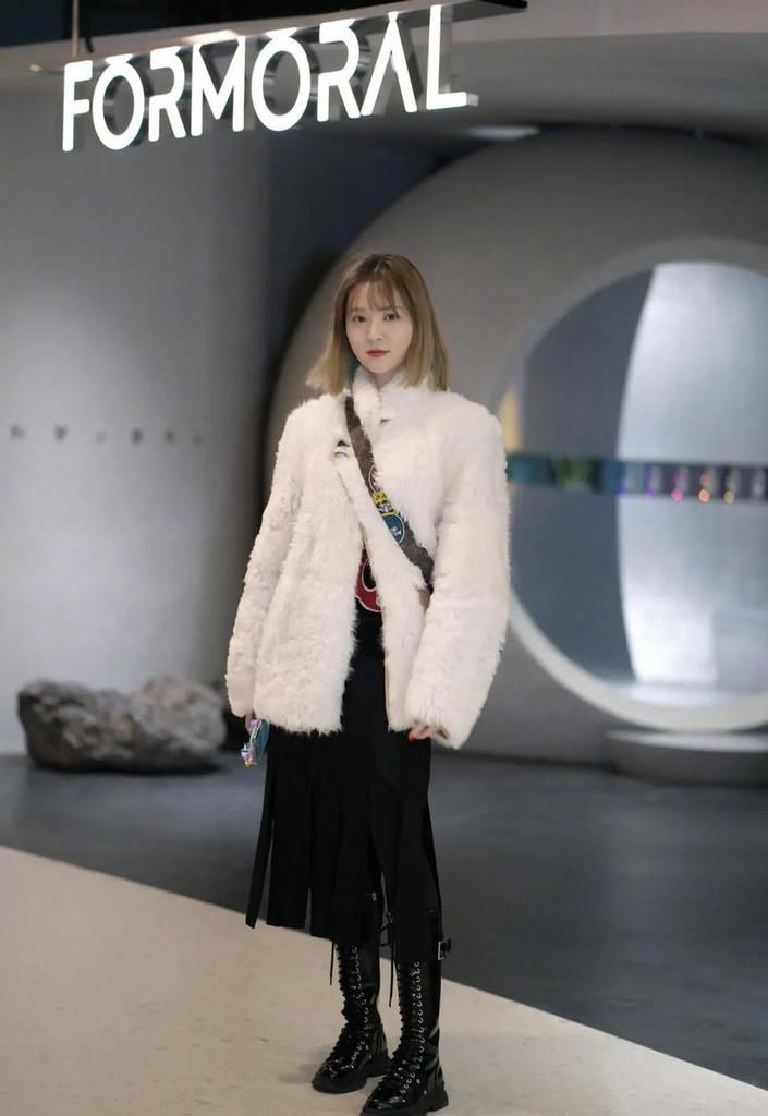 黑靴+下装=初春最佳组合，洋气个性又显腿长，时髦精们都上头了