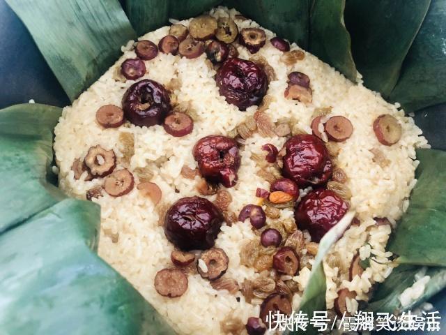 粽子|糯米加点红糖和枣,做法超级简单,吃起来比端午节的粽子都好吃!