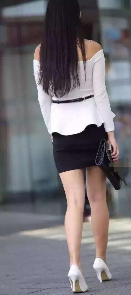  美女|美女穿搭：白色雪纺上衣搭配黑色短裙， 明艳端庄， 潇洒自信