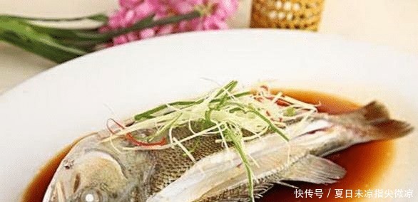 清蒸鲈鱼时,这一步很关键,否则,蒸出的鲈鱼不滑嫩!