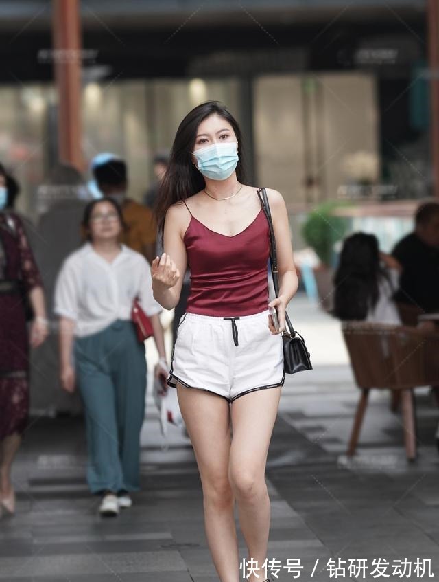 吊带衫 清凉的白色短裤装,搭配枣红色吊带衫,时尚大方又清新靓丽!