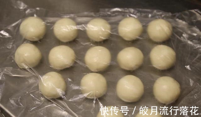 紫薯蛋黄酥|紫薯蛋黄酥的简单做法,香酥可口,营养美味!