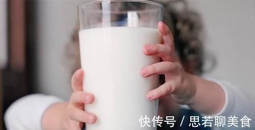乳糖|睡前多久喝牛奶比较好？小孩晚上睡觉前喝牛奶好吗？
