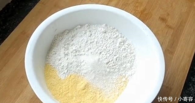  玉米面|玉米面最新做法，简单卷一卷，再上锅蒸一下，做好比面包还好吃！