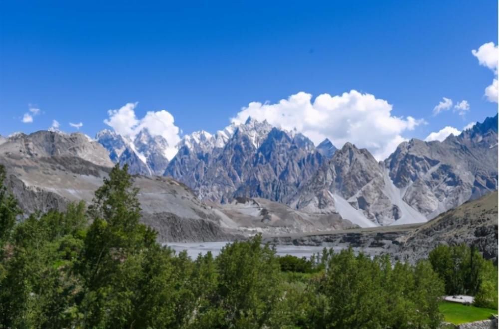  自驾旅行|世界第八大奇迹公路，1.5万人耗费十年修建，见证了中巴友谊情