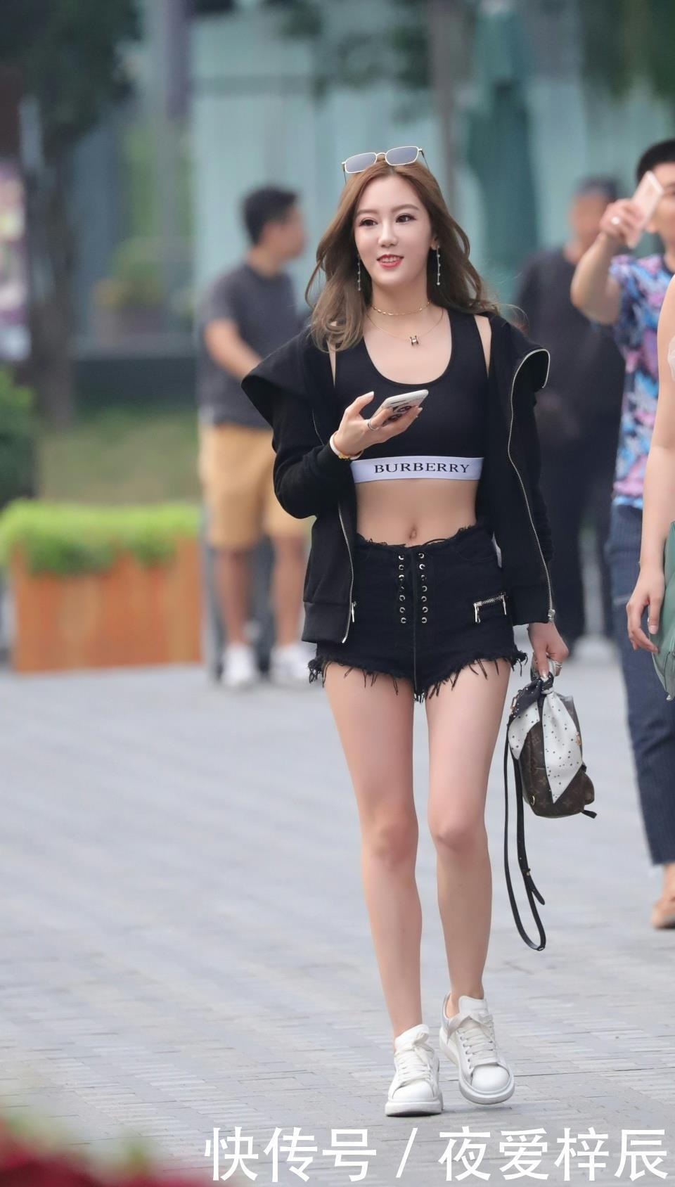 街拍小姐姐时尚有型，走路带风，金色的裙子让小姐姐更有女人味