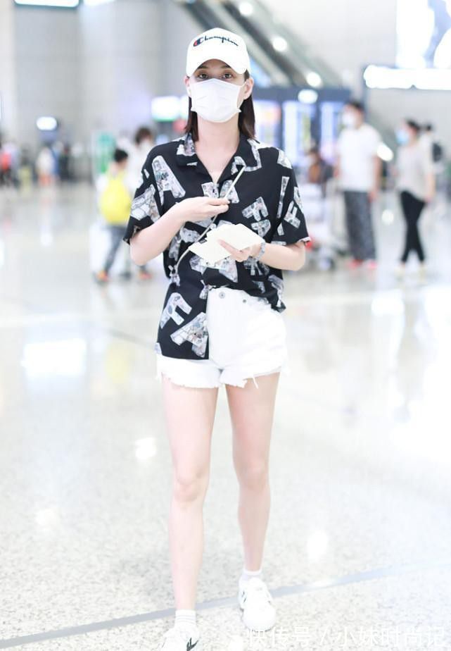 t恤|何超莲有何超琼的影子了,穿迷你印花装挺大方,短发看着更加迷人