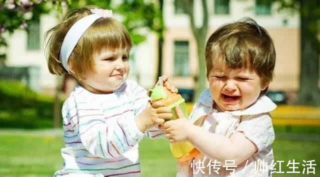 蛋糕|孩子的东西被抢,是该让娃“谦让”还是抢回来?家长别做糊涂事