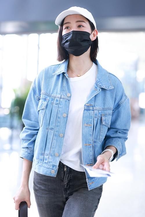 双腿|张钧甯私下气质少女减龄，紧身牛仔裤勾勒肉感双腿，休闲感好强