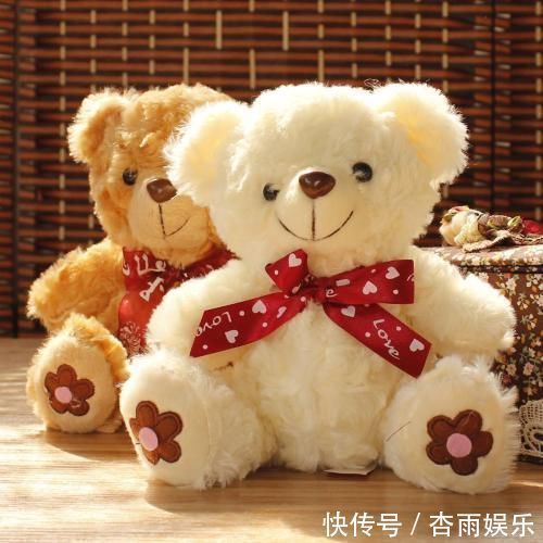 孩子|妈妈带孩子出门，走到小区门口时突然捂住孩子眼睛，网友：真细心