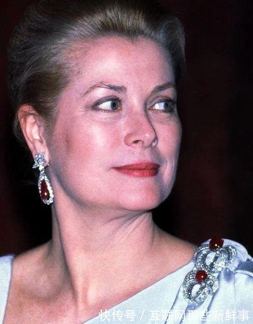 最爱 那么重的耳环为什么却成为了王室女性的最爱!