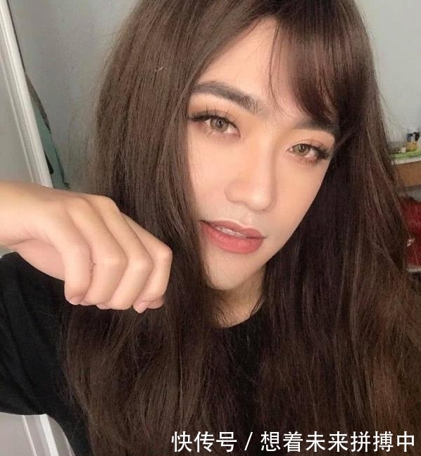 女孩闲来无事给男友化妆并发到网上,网友:简直比女孩还漂亮