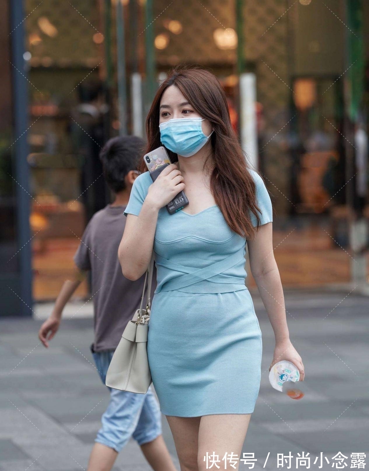 衣服 裙子穿上很优雅,浅蓝色显得皮肤很白,针织面料穿上更显温柔