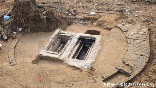 古墓中发现一具穿龙袍的女尸, 腿上有血迹,专家鉴定后都不敢信