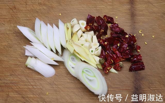 1条钳鱼,加1块豆腐,天冷了就这样吃,嫩滑鲜美,营养又暖和