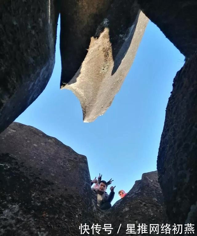 仙游石剑山，山顶一巨石形似利剑，有点霸气