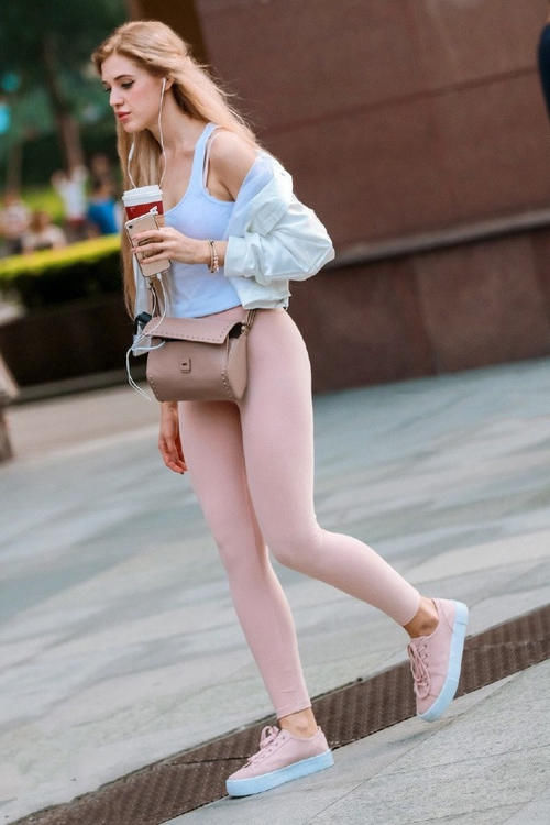 美女穿搭：穿搭新潮的美女，短裤和短裙的百变混搭，潮流范儿十足！