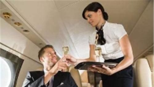 他花25万买张无限次机票,被航空公司笑20年,算完账才知他多高明