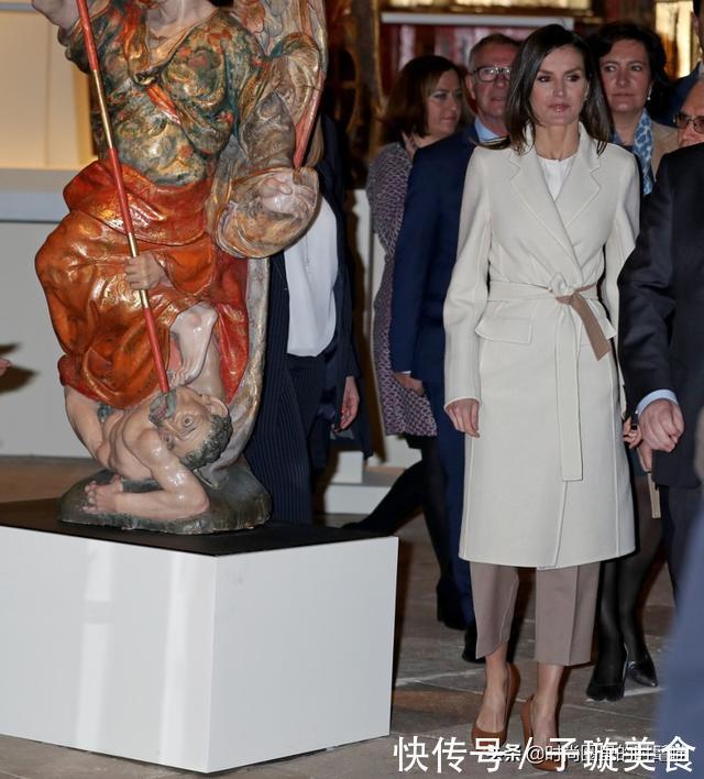 西班牙王后又一次穿出新高度，白大衣搭九分西裤高级，还很显腿长