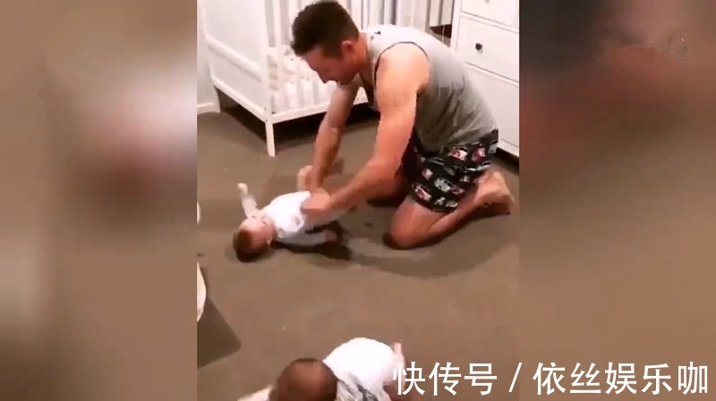 三人份|新晋奶爸为俩娃穿衣火了,被网友纷纷调侃:两只手抓不过来要急死
