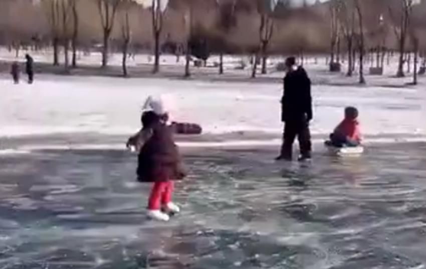 小女孩花样“滑旱冰”火了，网友：厉害了，这套操作确实很专业！
