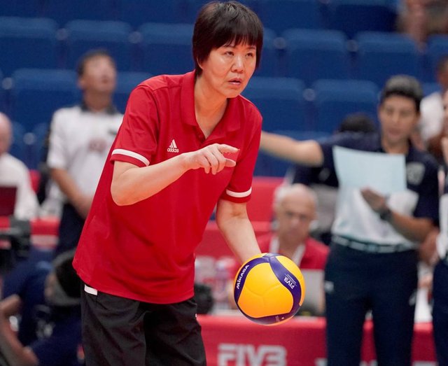 天才|女排天才毀約赴美深造，郎平鏡頭前哽咽聲明，宣布她被永久除名