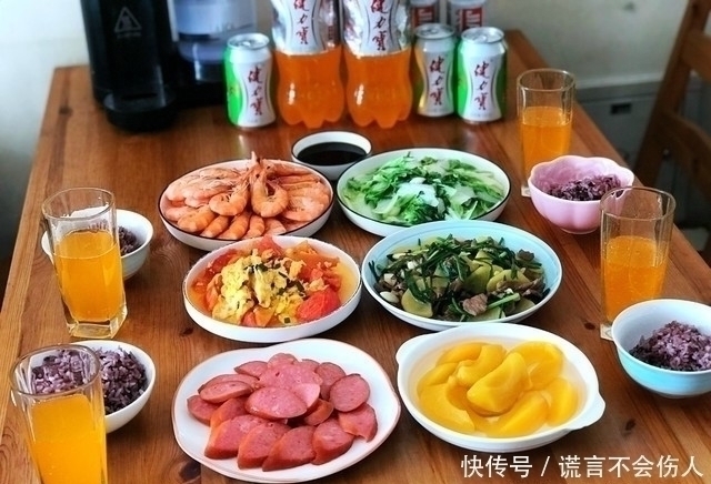 家里3个孩子,吃饭不凑合,做一桌家常菜,朋友担心儿子接不走