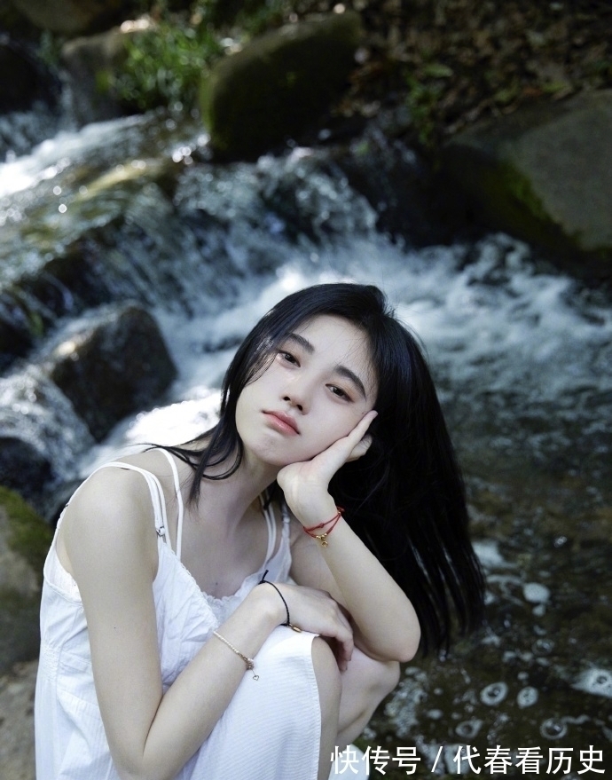 漫画|鞠婧祎晒新染的粉色头发!穿露背上衣卖萌,像漫画里出来的美少女