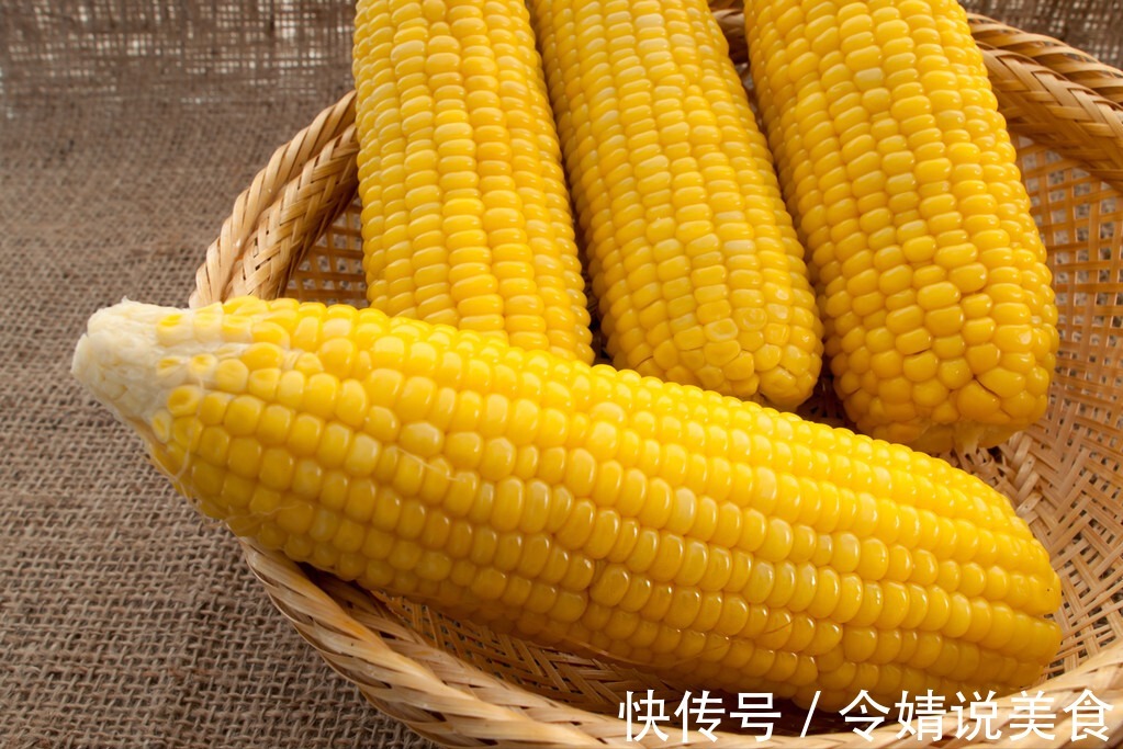 玉米只用清水煮,难怪不好吃,多放2味料,玉米更香甜更软糯