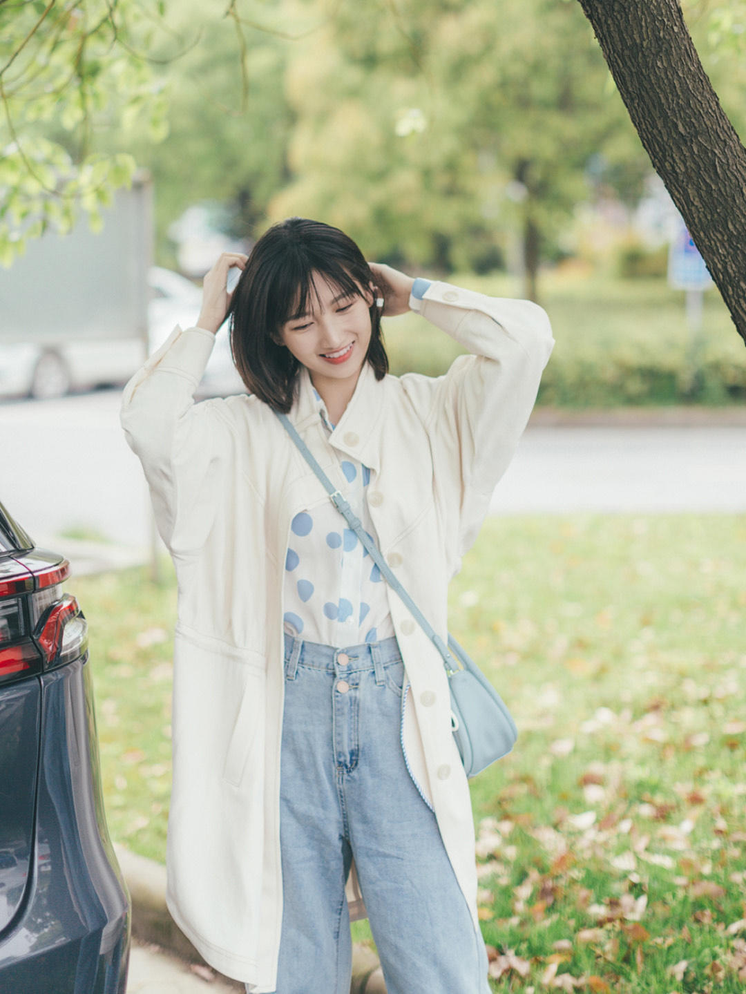 搭配|秋季通勤风怎么穿?白色长款大衣+牛仔裤,清新又时尚!