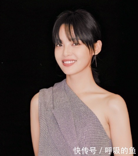 丸子头已经不实行了,今年流行苹果头,减龄显脸小