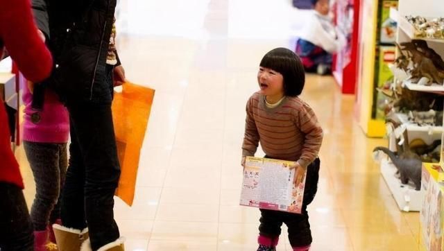 不买东西就哭闹打滚？李玫瑾教授：家长不妨看看，可以这样做