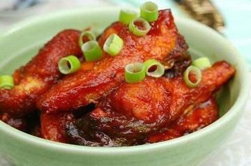  每天精选不同菜肴给大家，摆放好辣子鸡丁，生活需要的是一日三餐吃好