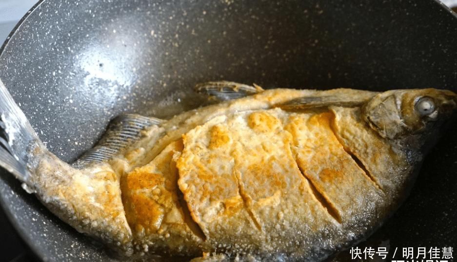 炖鲫鱼汤,万万不要直接下锅煎多做一步,汤鲜香浓白,好喝不腥