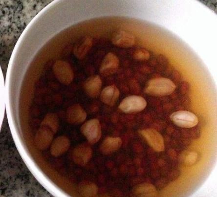 花生米和“它”一起煮,女人隔三差五喝一次,排毒祛湿,气色好