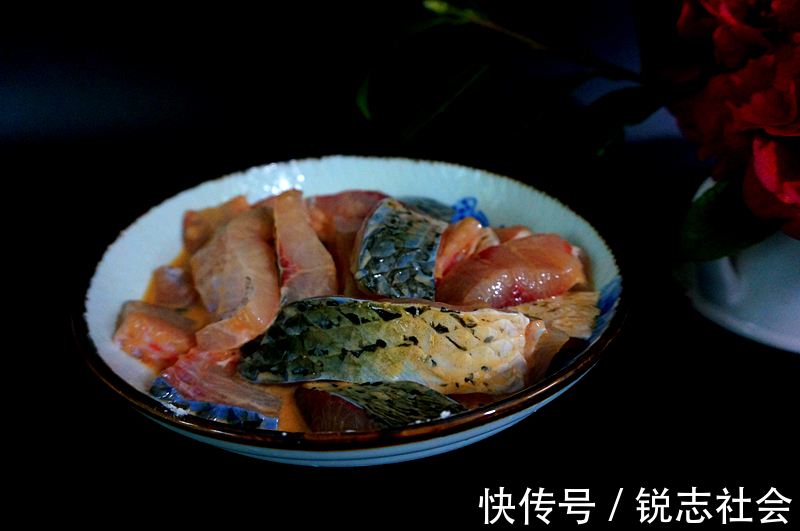 蒜苗叶|在家做香辣砂锅鱼，鲜香四溢，美味可口