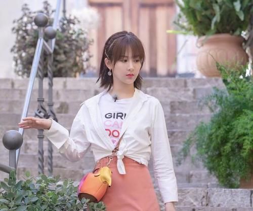 “发际线高”的女人，建议留以下4种“刘海”，显脸小还显年轻