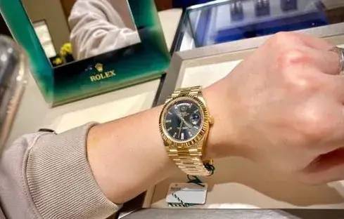 一夜之间|一觉醒来,男子崩溃:40万买的劳力士手表怎么变这样?