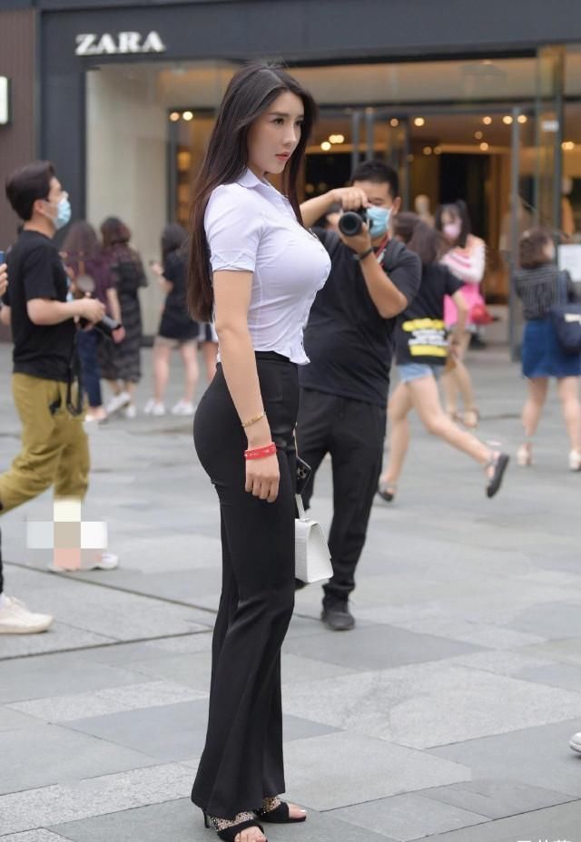 高跟鞋|姑娘苗条的令人羡慕,穿着么瘦的衣服也能潇洒自如